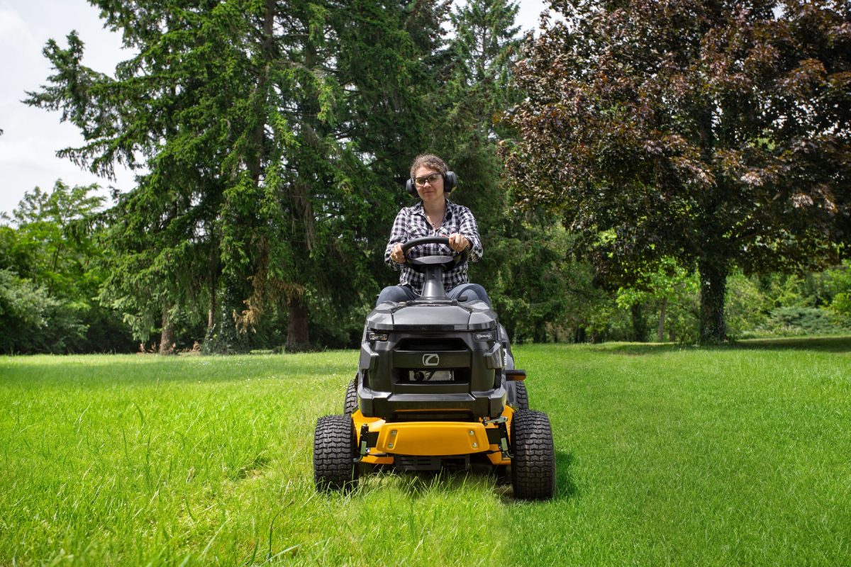 cub-cadet-lt3-r102-4 Cub Cadet LT3 R102 vrtni traktor – traktor kosilica 102 cm - Slika 1